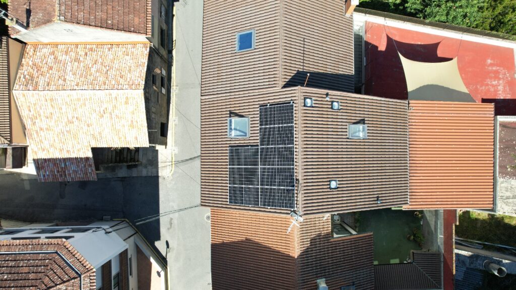 tejado con placas solares